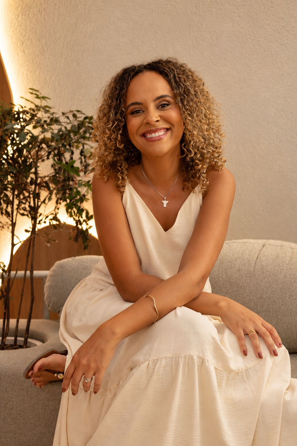 Fotografia original de Mariana Callegario, sentada e sorrindo